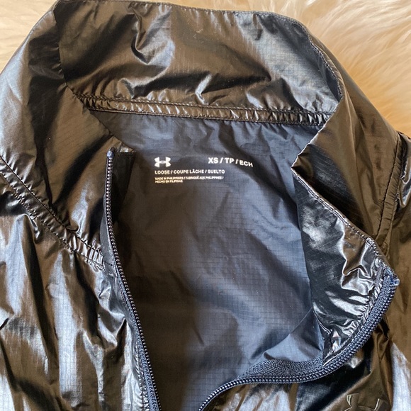 Under Armour Crop Windbreaker - Picture 3 of 7